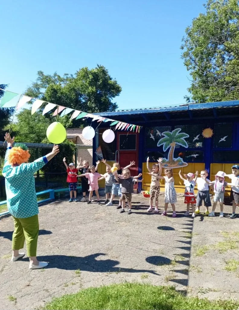 🌞 Первая неделя лета завершилась весёлым праздником! 🥳

К ребятам заглянула гостья Ириска — и нача