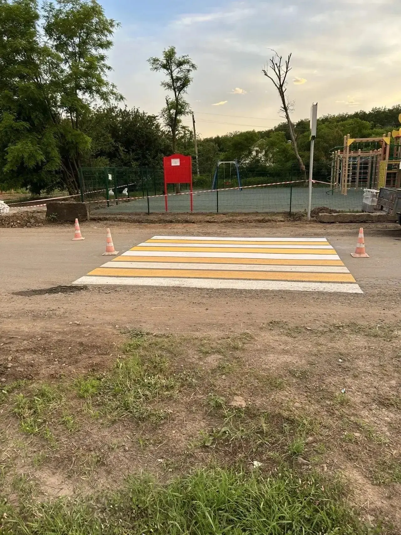 Выполнены работы по установке дорожных знаков и нанесению дорожной разметки по адресу: Ростовская об