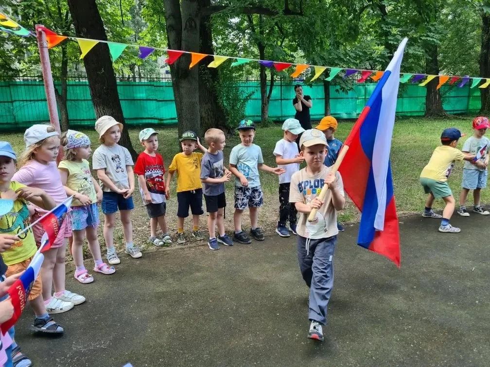 🇷🇺 В поисках цветов российского флага

В преддверии Дня России в дошкольном корпусе № 8 прошёл пра