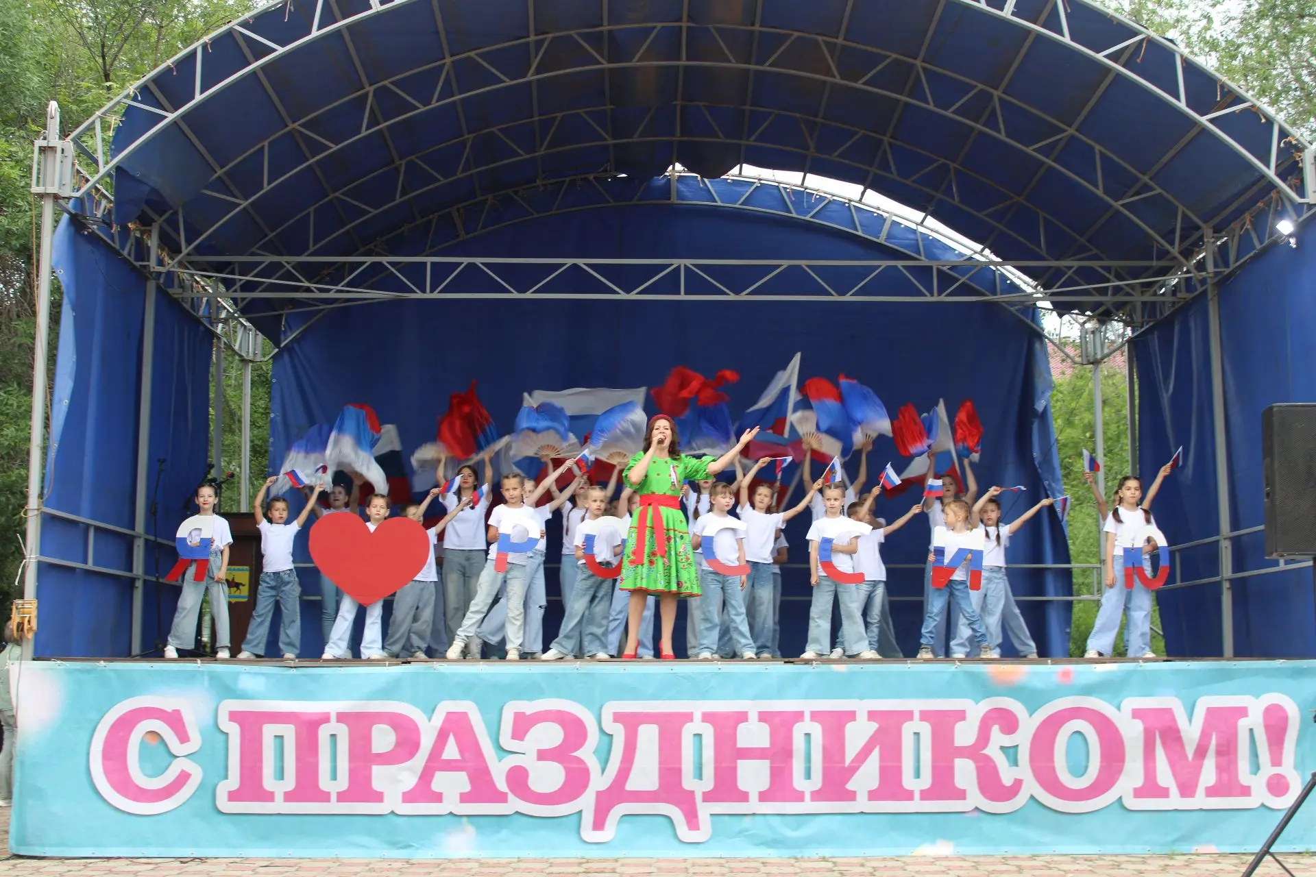 12 июня на площади имени Ленина в селе Сакмара состоялся праздничный концерт, посвященный Дню России