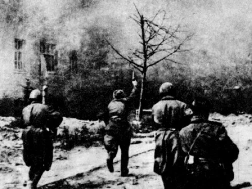 📜 9 апреля - памятная дата военной истории России. 
 
В этот день в 1945 году войска маршала Василе