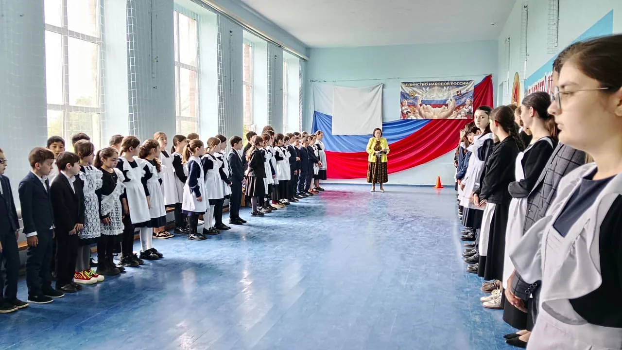 🇷🇺 Итоговая линейка и поднятие флага: с гордостью за школу и её учеников!

🌟25.05.2026 г. в нашей