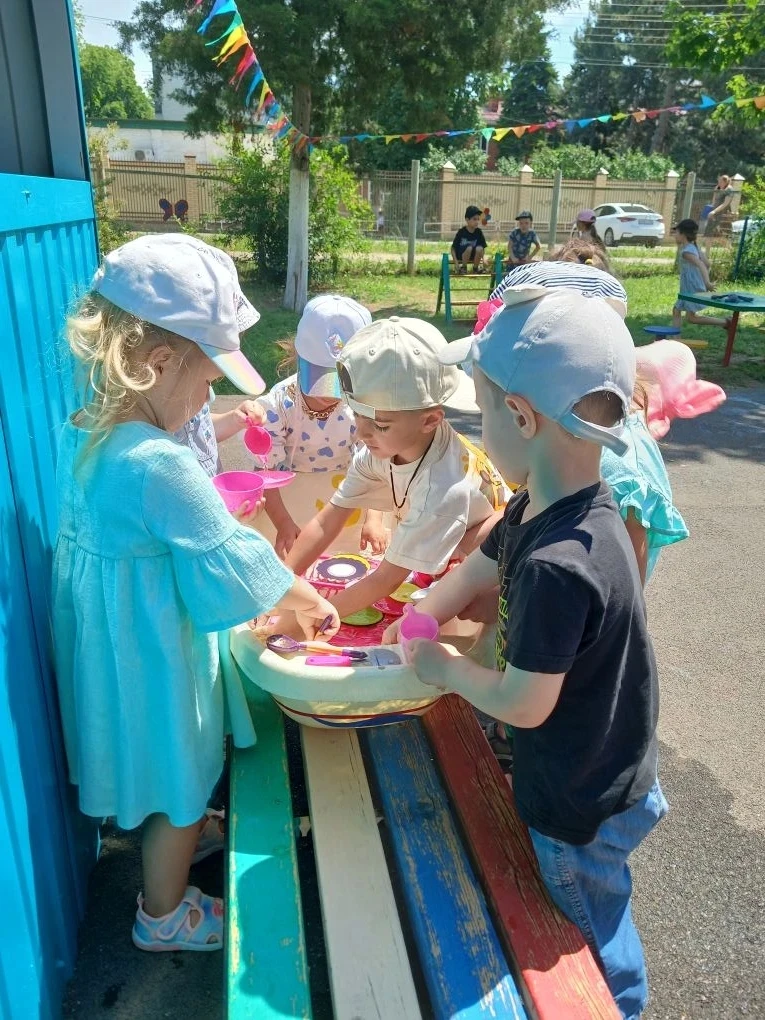 Игры с водой 💦🫧на участке летом помогают детям познавать свойства воды, развивать моторику, коорди