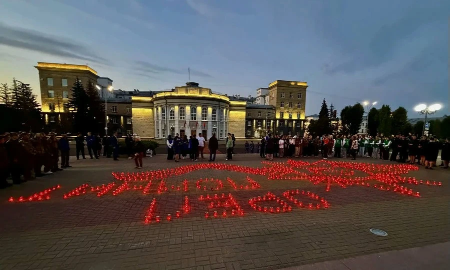 В Орле на рассвете зажгли свечи памяти 

В День памяти и скорби в 4 часа утра на бульваре Победы сос