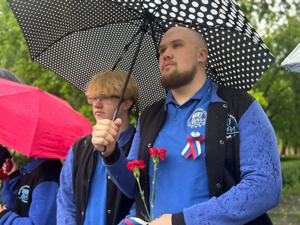 Патриотическая акция в честь Дня России: студенты ТИ НИЯУ МИФИ возложили цветы к памятнику академика