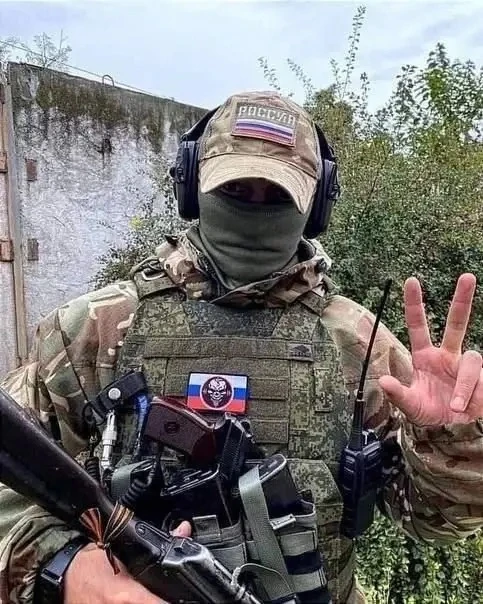 Я вернулся оттуда, откуда многие не возвращаются.
И знаешь, что самое страшное?Не война.
Ложь.
Я дей