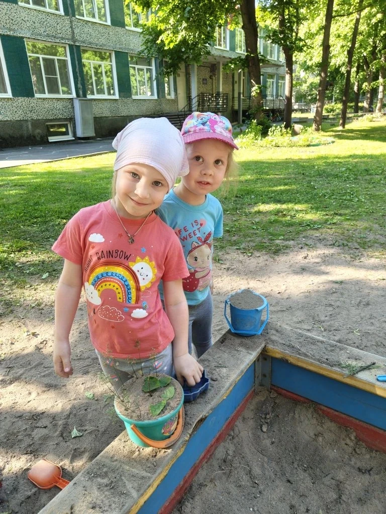 Лето — это маленькая жизнь, особенно в младшей группе! ☀️

Наши малыши знают, как сделать прогулку н