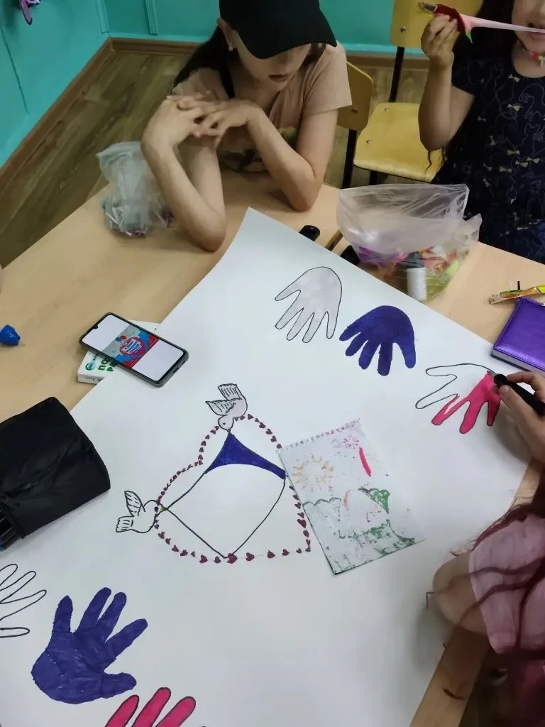 Каждый день на оздоровительной площадке - это новый сценарий игр и приключений. Педагоги учитывают в