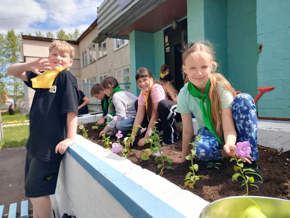 🌟 Привет, друзья! Мы — «Солнышко», лагерь с дневным пребыванием детей! 🌟

У нас три отряда:

* «Жё