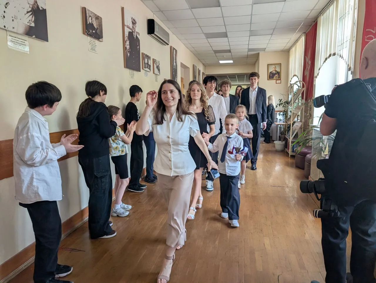 В корпусе на Украинском, 9 прозвенел последний звонок для учеников 11«Д» класса. Трогательно, немног