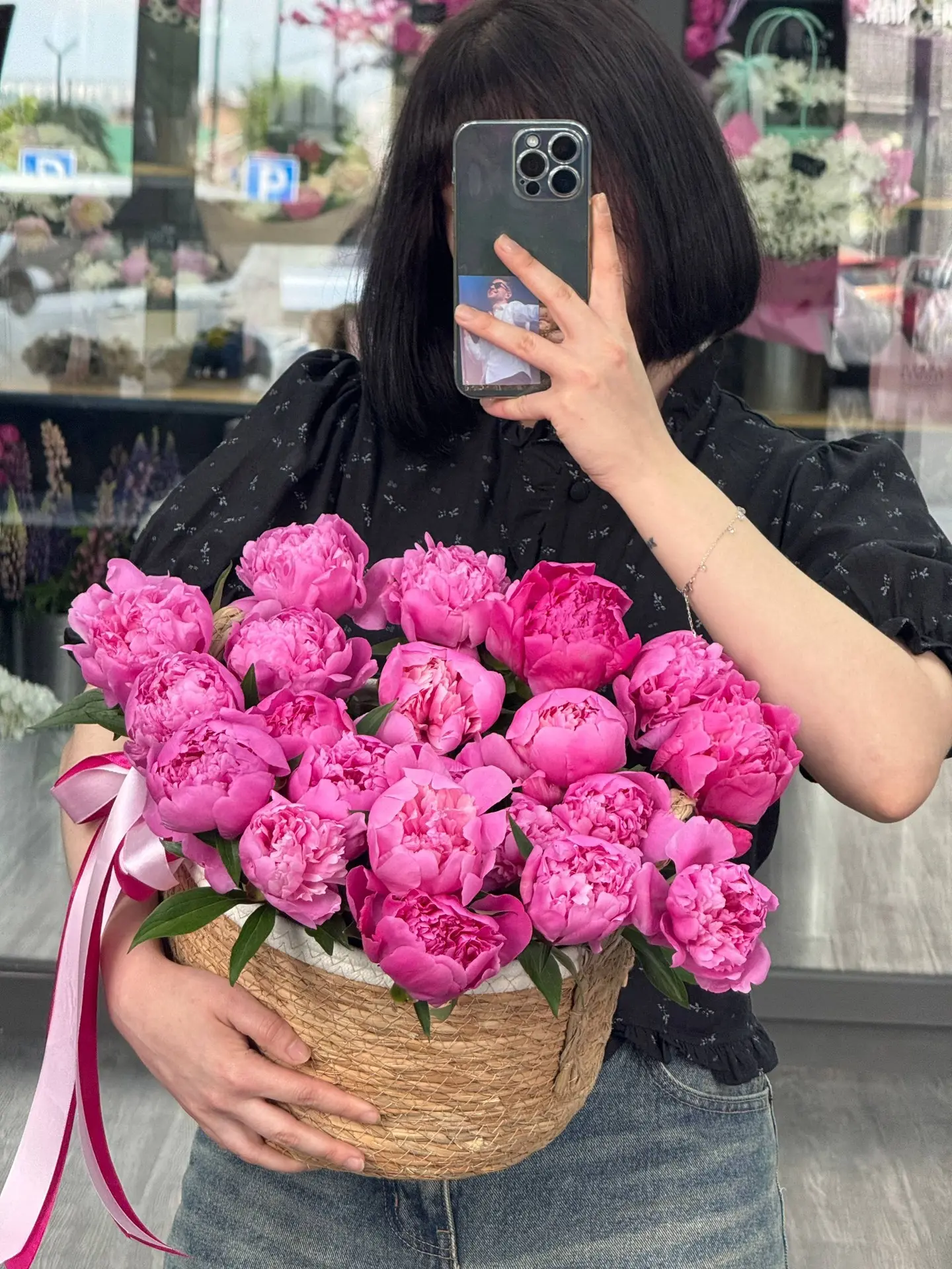 Композиция дня ! 🤍

Роскошная корзина с пышными пионами — теперь всего за 5550₽ вместо 7250₽! 🌸

У