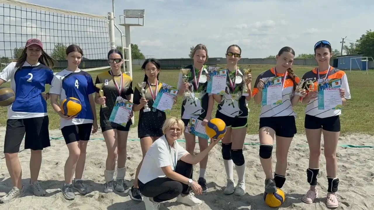 Лето, солнце, волейбол! 🏐

На спортивной площадке прошли захватывающие соревнования по парковому во
