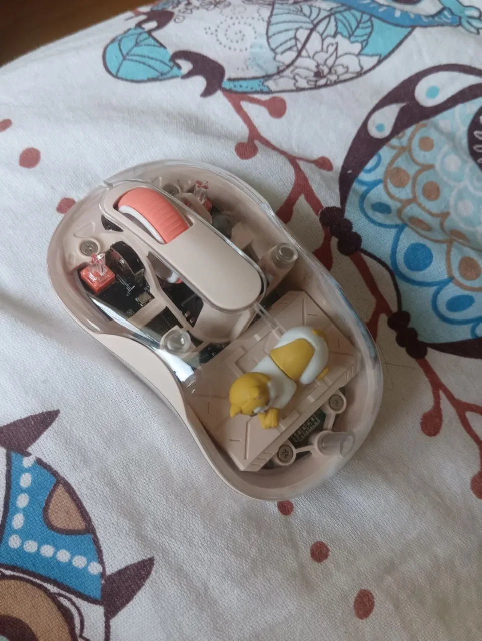 🐭 Показали САМУЮ милую мышку в мире — внутри прозрачного корпуса… спит котик

Да, это не шутка: мин