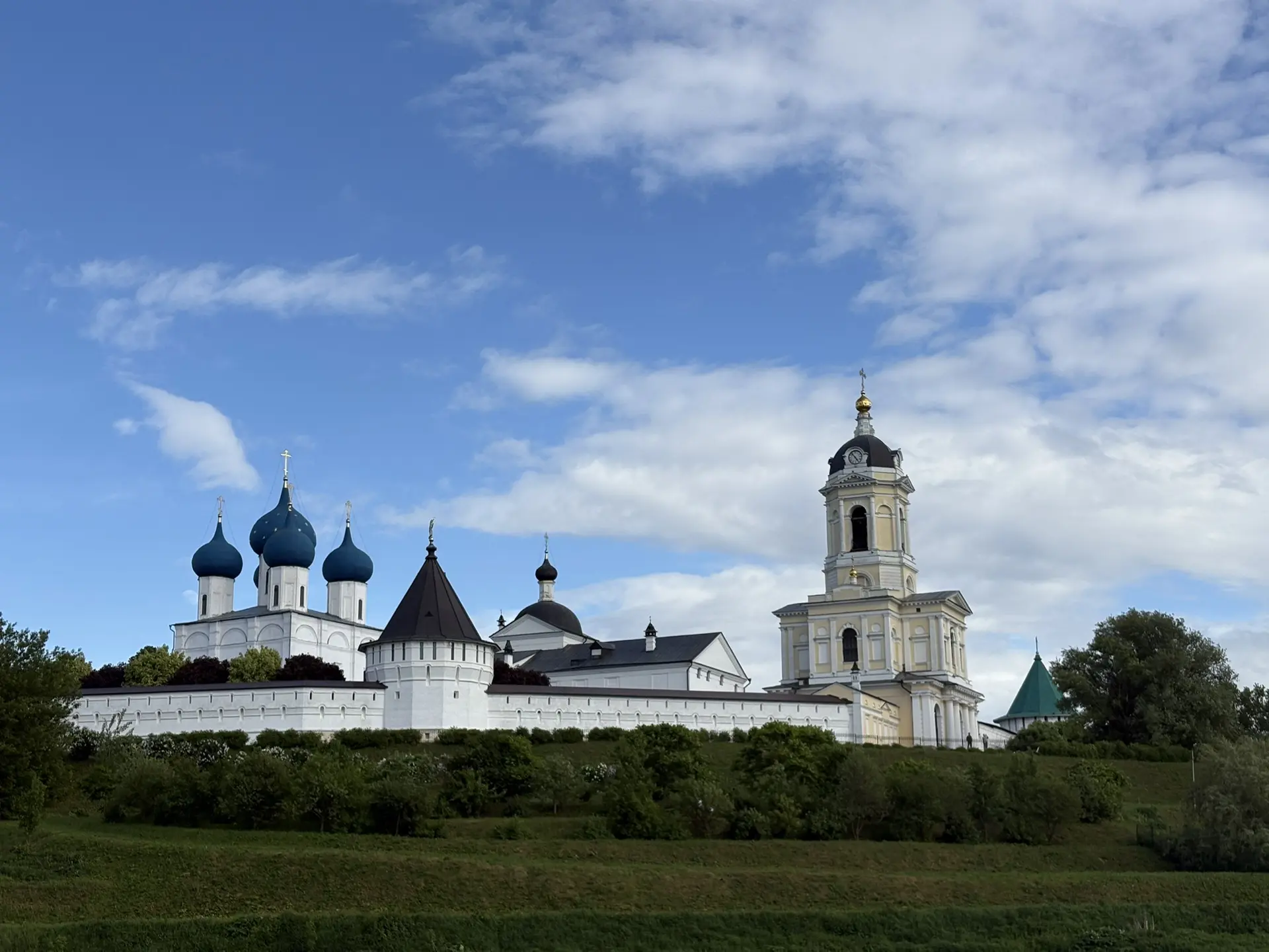 Сегодня был очень красивый день: Серпухов, старые улицы, Высоцкий монастырь, разговоры о Чехове и зн