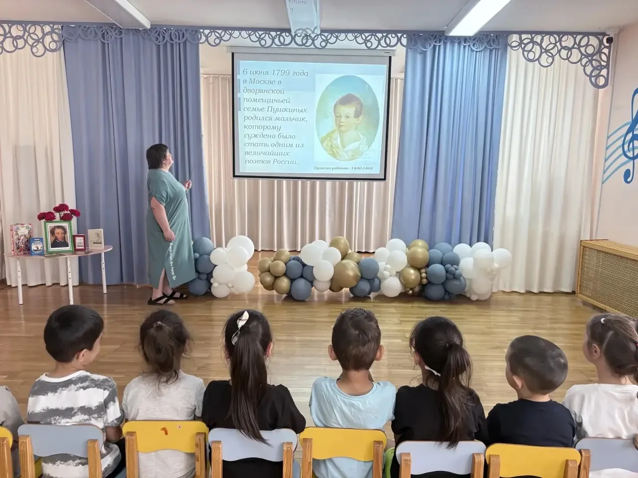 📖 Пушкинская сказка в нашем саду! ✨
В Чишмэкэй царила особая атмосфера: мы праздновали День рождени