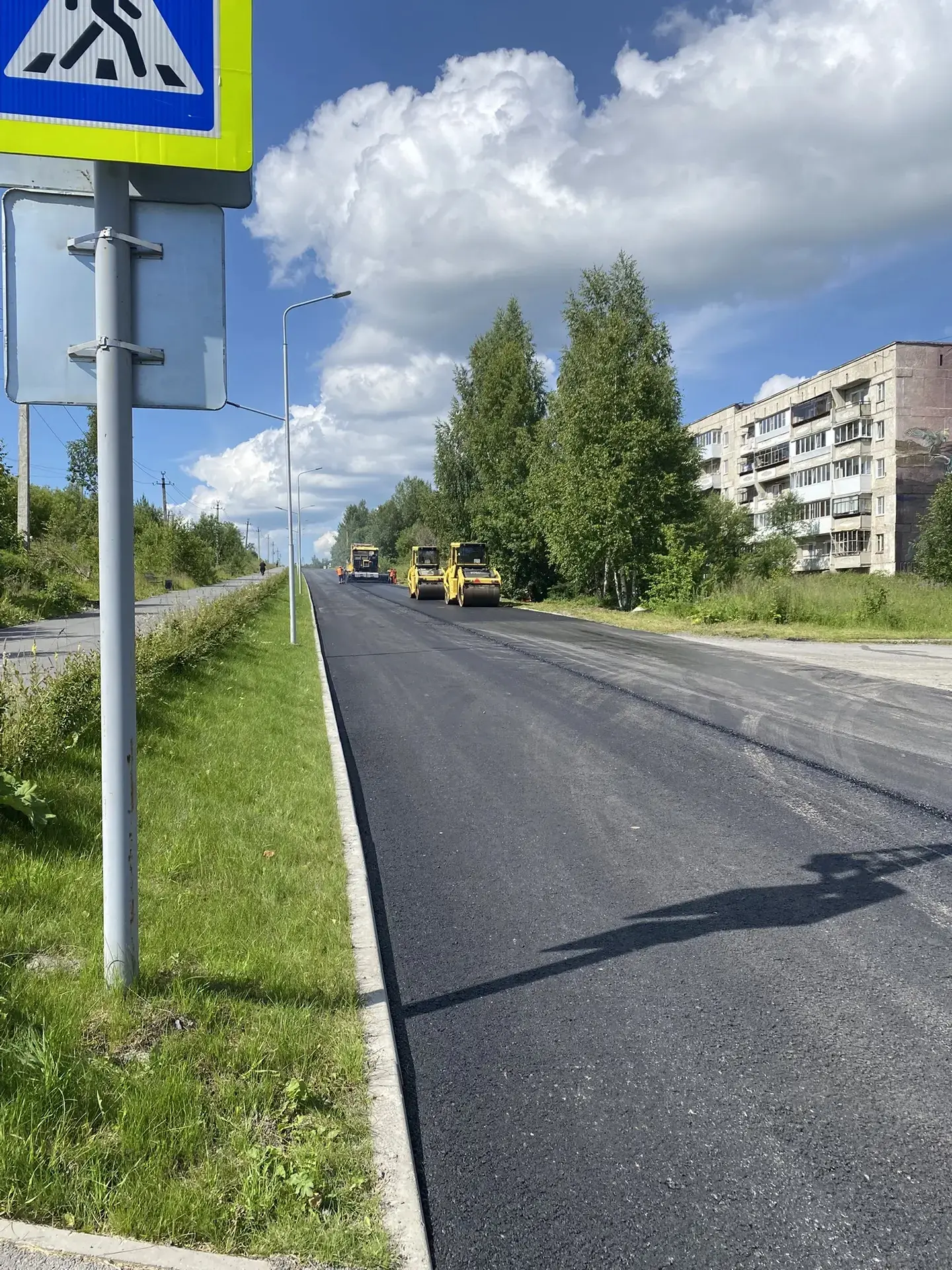 Продолжаем ремонты дорог - сегодня работы по укладке покрытия на участке от кругового движения в Зап