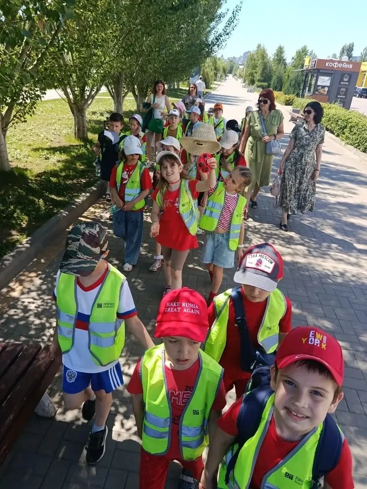 ☀️8 июня в нашем пришкольном лагере «Солнышко» началась «красочная неделя». 

🟥Понедельник - день к