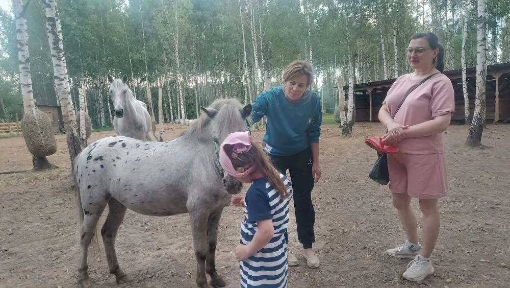 Амур на иппотерапии. Я передумала кстати его продавать. Такая воспитанная и добрая к детям "корова" 