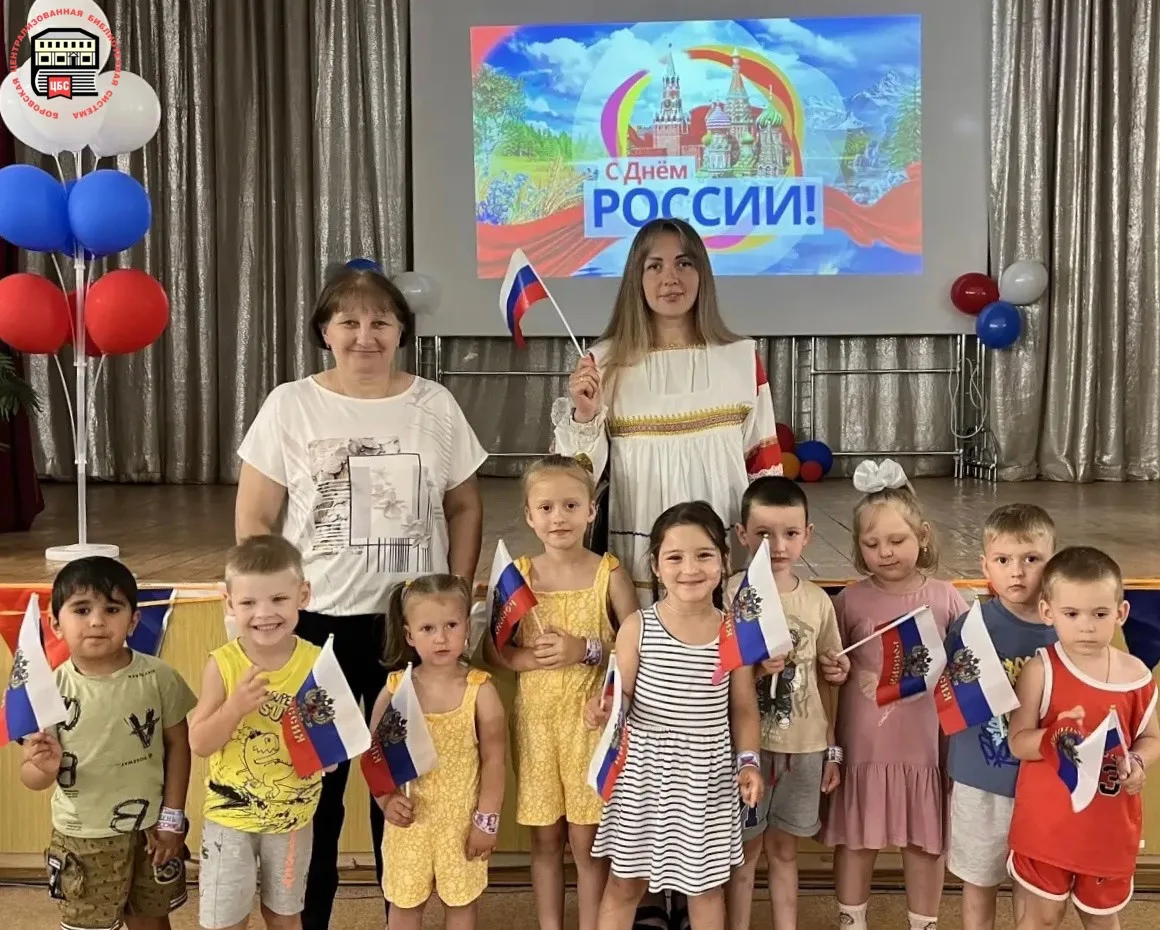 🇷🇺 Россия — великая страна!

✨ Накануне Дня России библиотекарь Асеньевской сельской библиотеки со