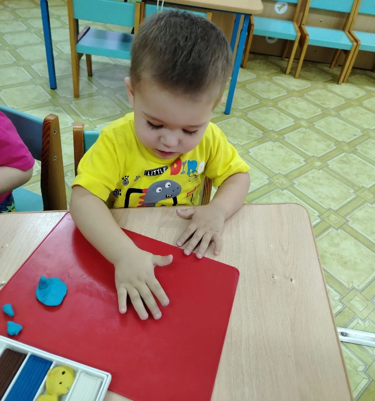 Лепка в младшей группе
Тема: Столик для матрешки.
Задачи: формировать умение лепить мебель из нескол