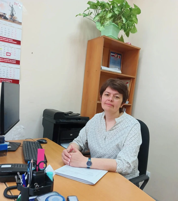 В 1999 году, заканчивая обучение в средней школе, узнала об открытии в пос. Кизнер судебного участка