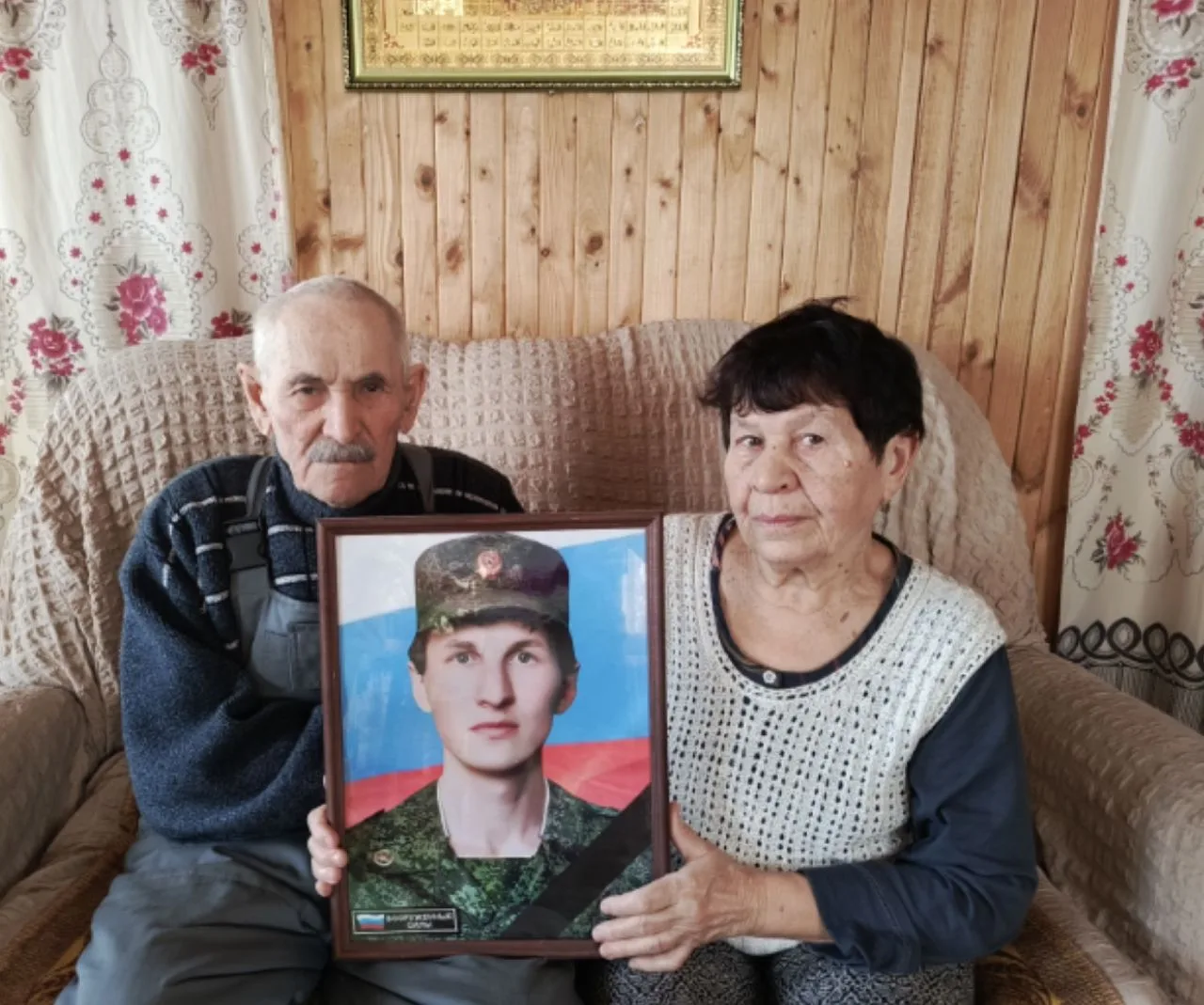 Библиотекарь Каинлыковской сельской  библиотеки навестила родителей военнослужащего, павшего в ходе 