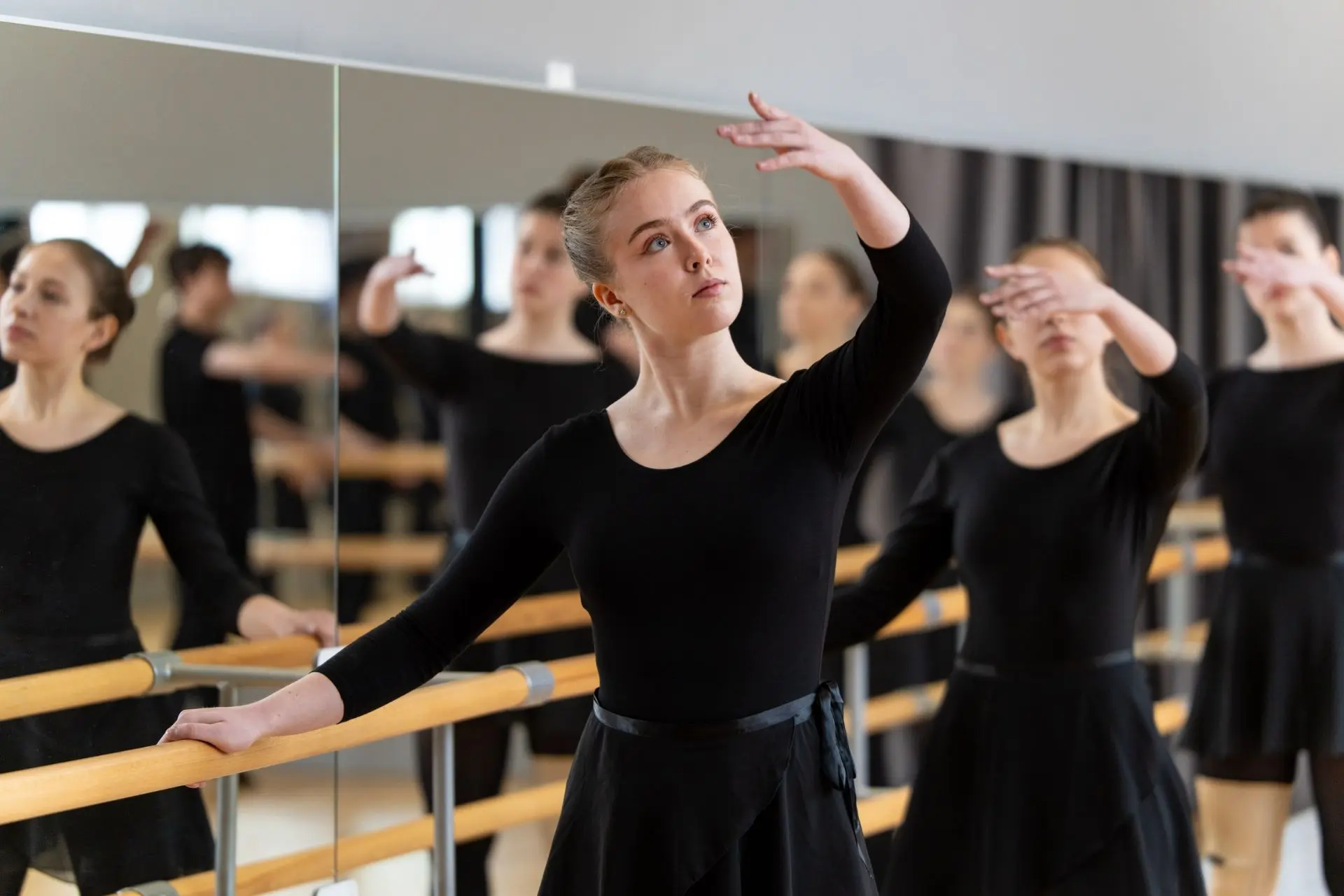 Делимся фотографиями с зачета по танцу 💃🕺🩰

Наши первокурсники кружились в вальсе, торжественно п