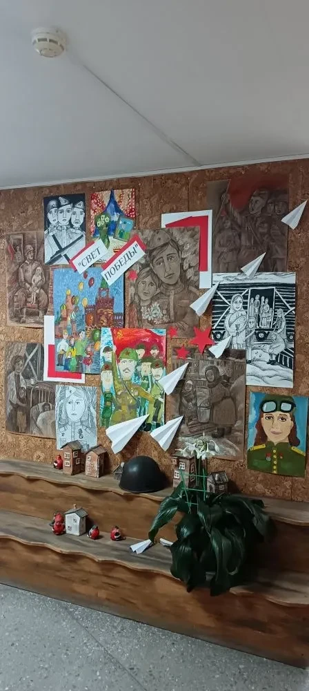 В Детской школе искусств пгт. Зеленогорский открылась выставка, посвящённая Дню Победы — «Свет Побед