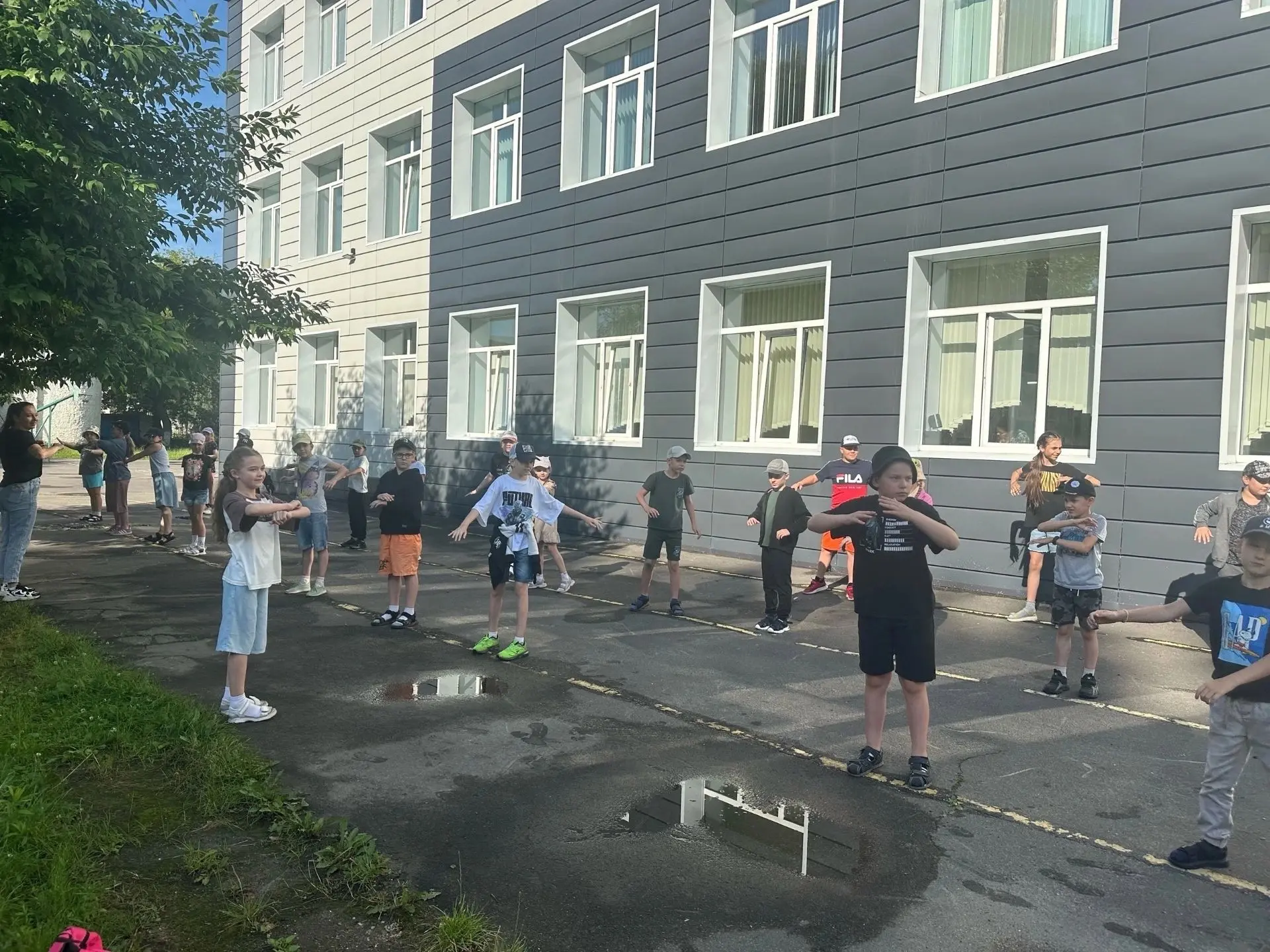 🌝Сегодняшний день в нашем школьном летнем лагере начался с бодрой зарядки, которая зарядила всех эн