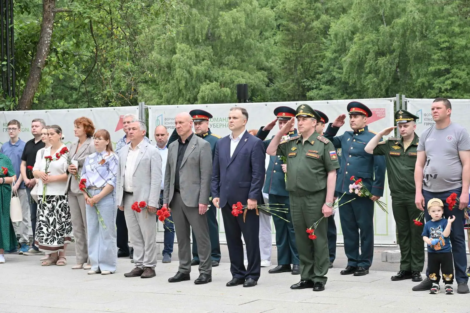 Сотни алых гвоздик у подножия воинских мемориалов, символические огненные картины войны из тысяч гор