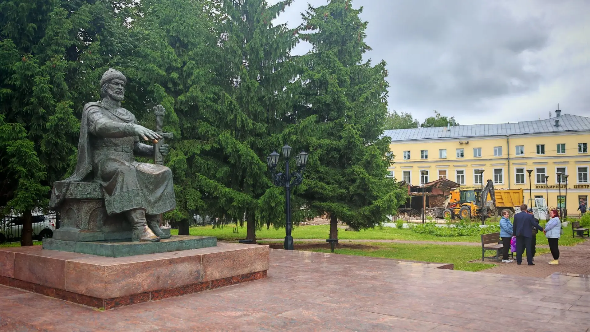 🌳 Начинаем благоустройство сквера у памятника Юрию Долгорукому. Сегодня на объект вышли рабочие. Се
