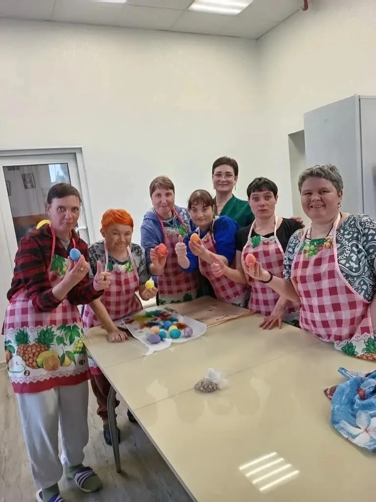 Накануне Пасхи в студии "Здесь семьЯ", девушки Первомайского ДСО окунулись в предпраздничную суету.

