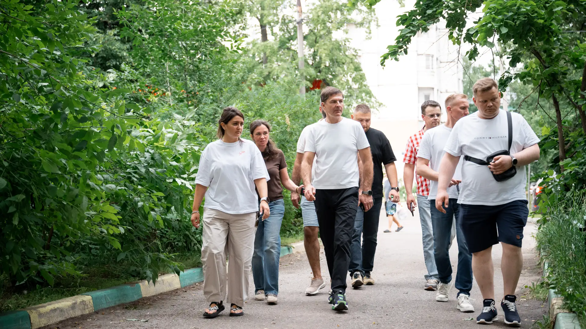 🚜 Работа служб по содержанию территории не останавливается в выходные и праздники - сегодня с колле