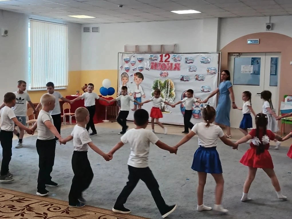 🇷🇺 С Днём России! 🇷🇺

В нашем детском саду прошёл настоящий праздник любви к нашей большой и кра