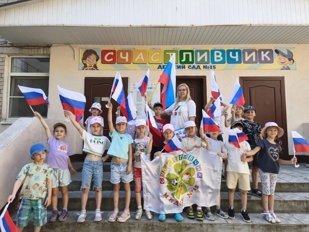 Спортивный квест прошел у старших и подготовительных групп ко Дню России в нашем саду. Каждая группа