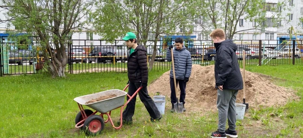 «Команда мэра» снова в деле! 💪

Этим летом участники трудового отряда «Команда мэра» не сидят без д