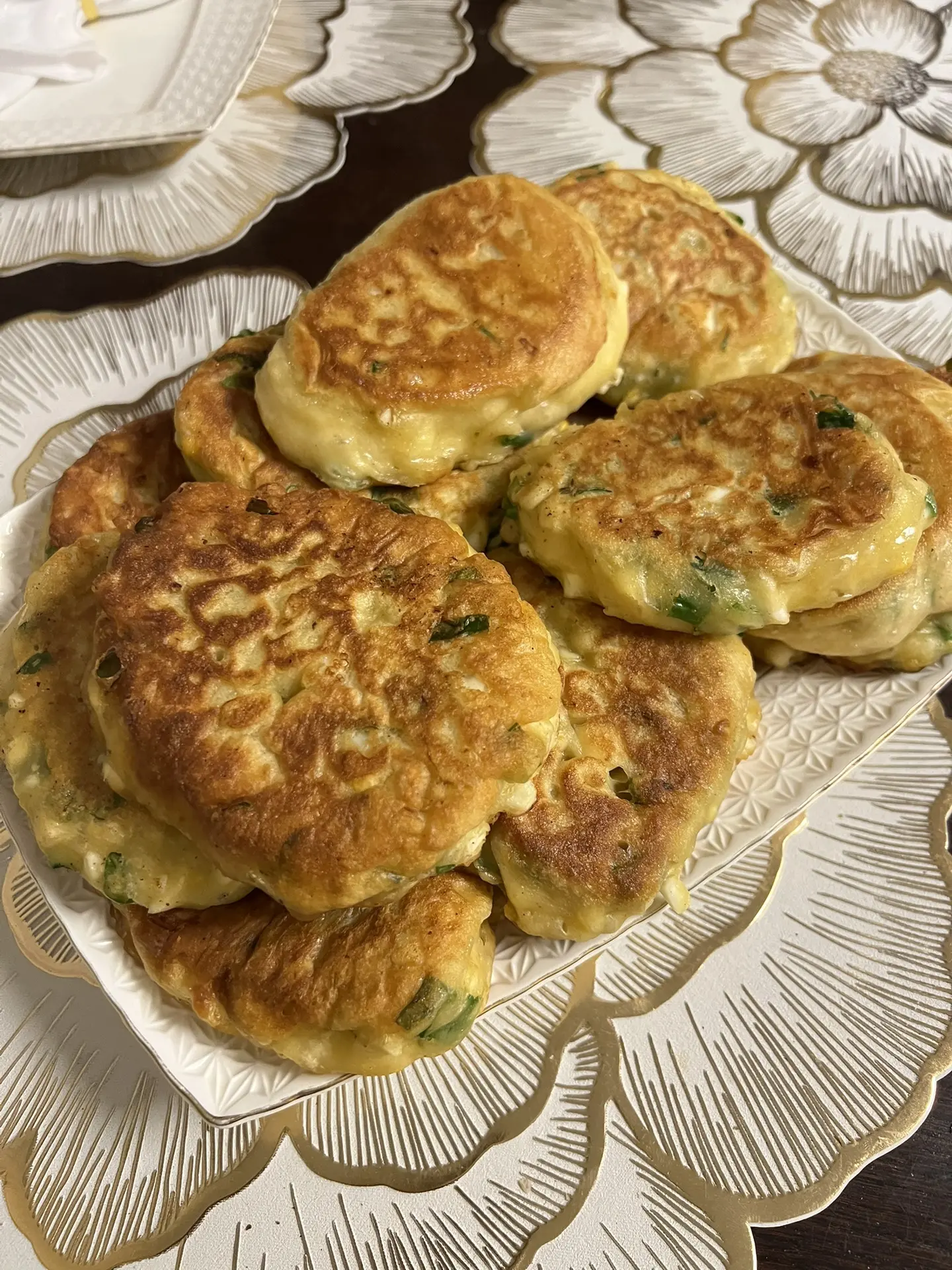 Вчера пекла очень простые и вкусные ленивые пирожки на кефире!Получились очень пышные!

Примерно 300