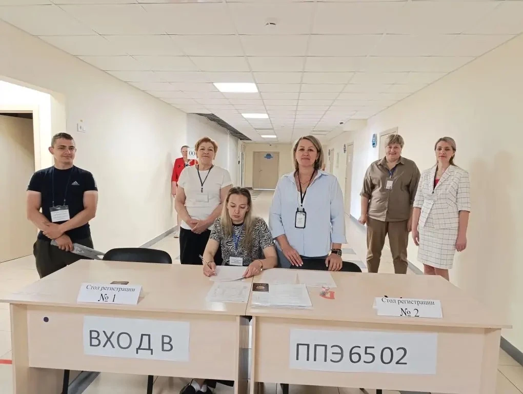 Сегодня в ППЭ 6502 проходит ОГЭ по английскому языку: письменная и устная части. 
Восемь смельчаков 