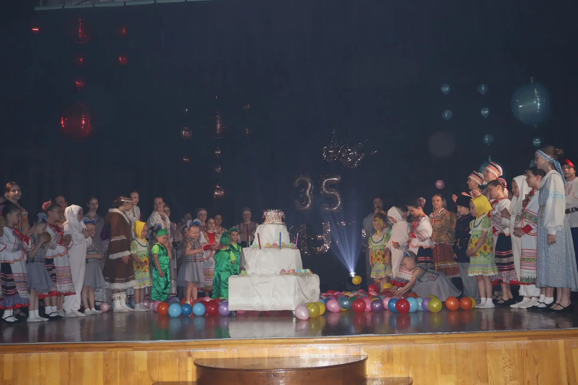 С ЮБИЛЕЕМ РАДУГА
🎊С большим творческим размахом на сцене городского дома культуры рабочего посёлка 