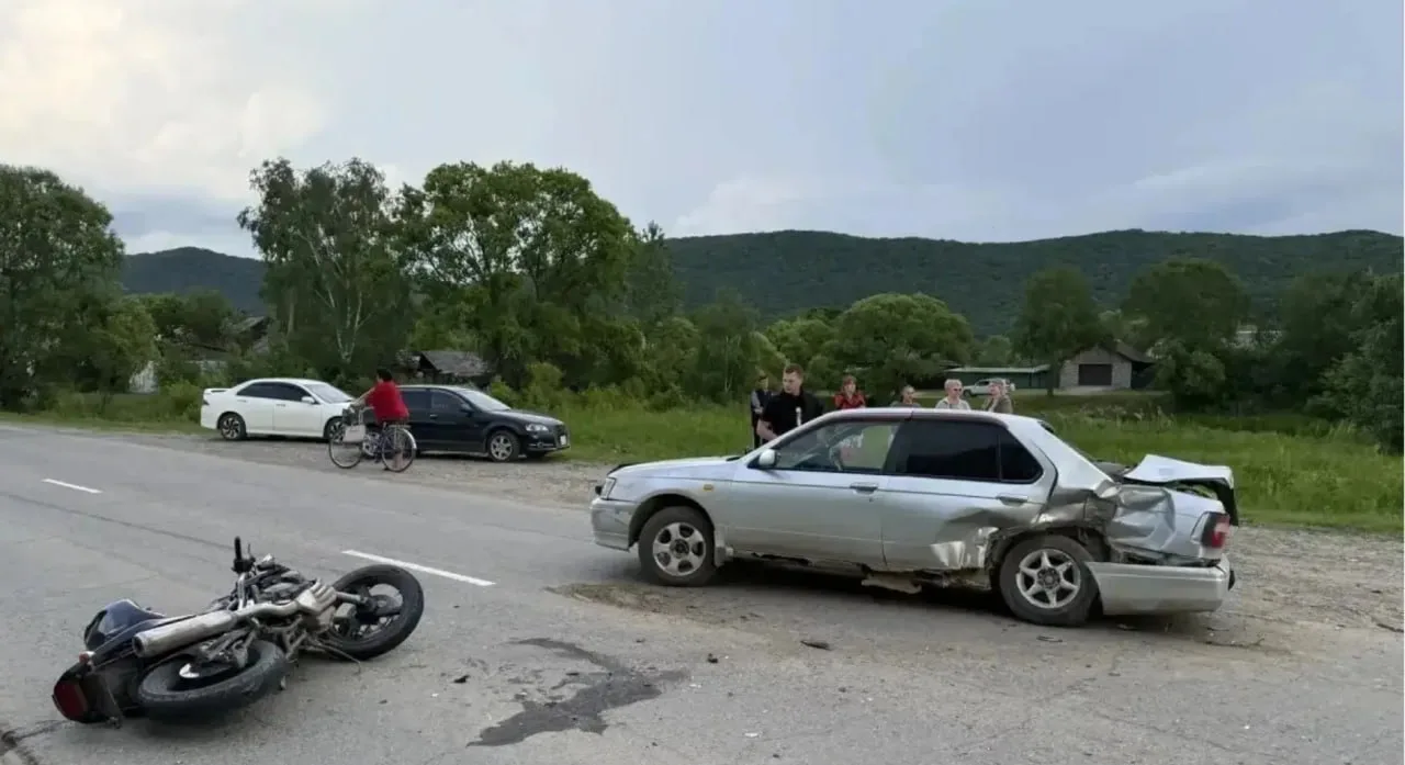 15-летний мотоциклист разбился насмерть под колесами иномарки в Приморье.

В селе Рощино подросток н