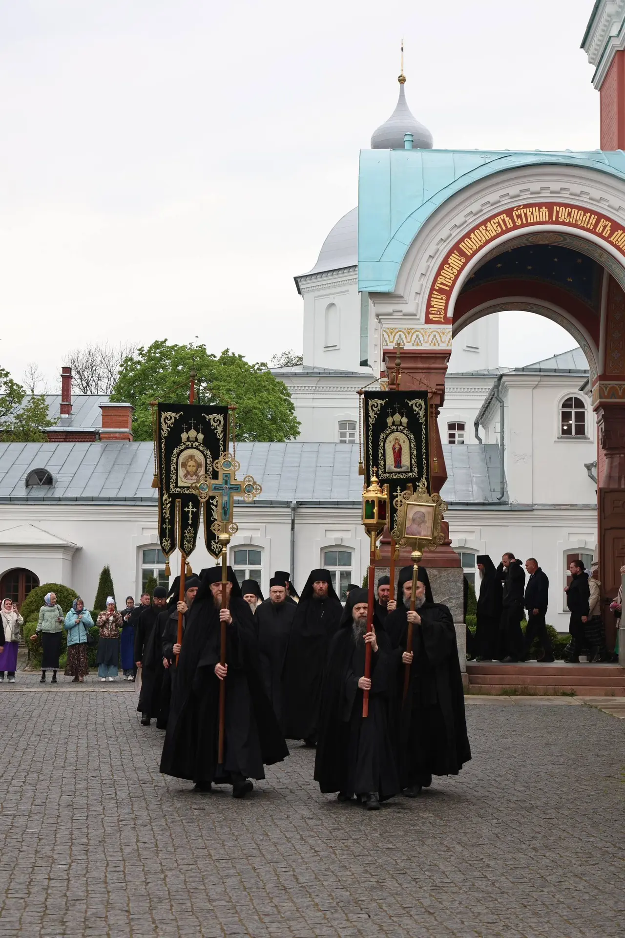 Праздник Николая Чудотворца на Валааме встречаю второй раз 😇

Братья выходят из главного Храма и Кр