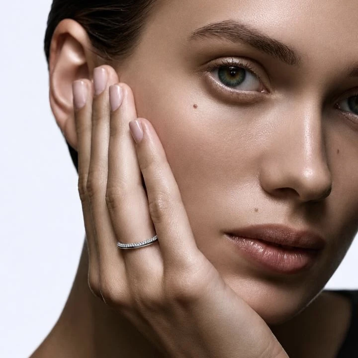 В свадебном ассортименте ALROSA Diamonds представлены особенные кольца, дизайн которых несет глубоки