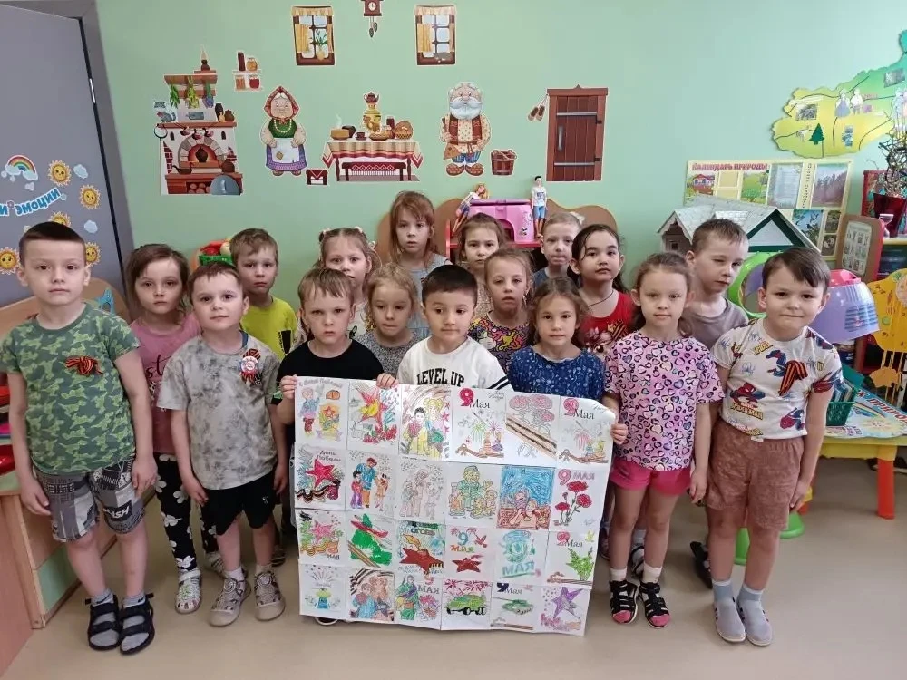 «В каждом рисунке — благодарность героям. Лоскутное одеяло, созданное детьми старшей группы: «Звоноч
