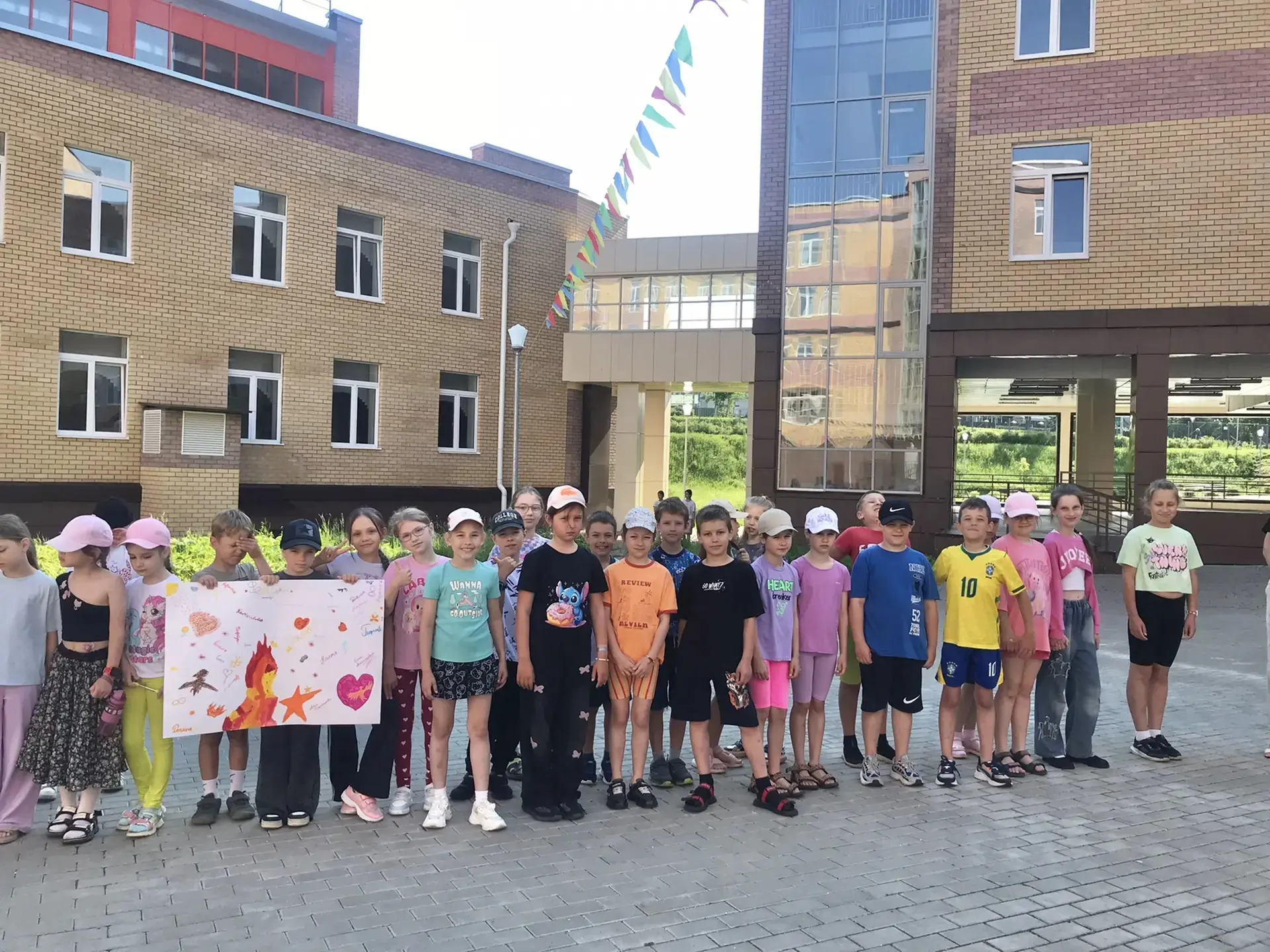 💫 Торжественная линейка 8 июня

Этот понедельник для воспитанников летней площадки Многопрофильного