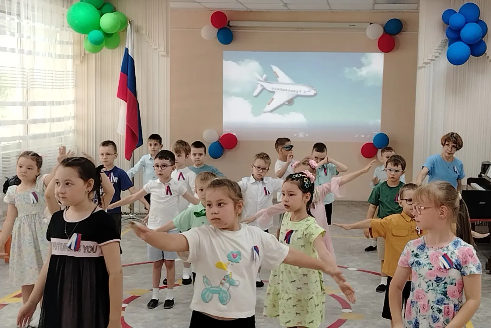 Тематическое развлечение, посвящённое Дню России и Году единства народов России "Полёт над Россией и