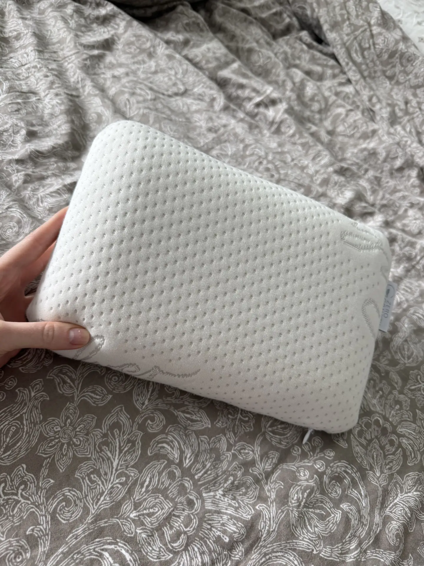 У меня эта подушка всегда с собой!
На кухне подкладываю под спину ,на кровати подкладываю под спину 