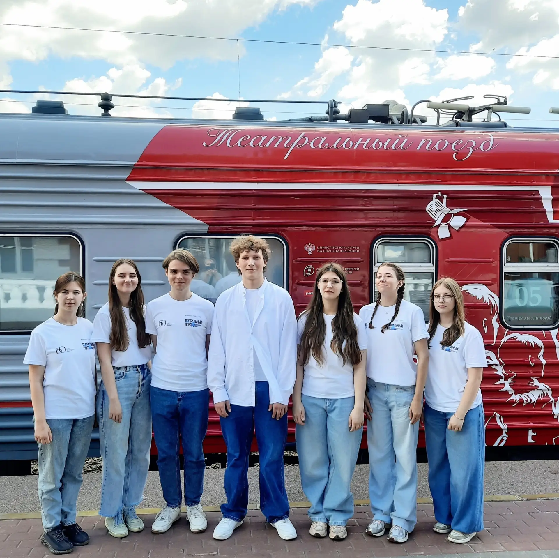 Курск встречает искусство! 🎭🚂

24 июня на перрон нашего города прибыл уникальный «Театральный поез