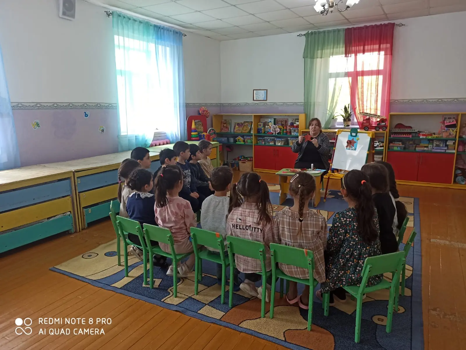 Художественно-эстетическое развитие . Аппликация : Открытка " 9 мая" .
Цель: изготовить поздравитель