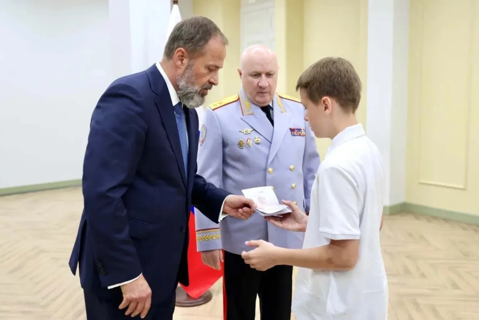 ЖК Цветы | Приокский район | Нижний Новгород🏡

Игорь Комаров в преддверии Дня России вручил паспорт