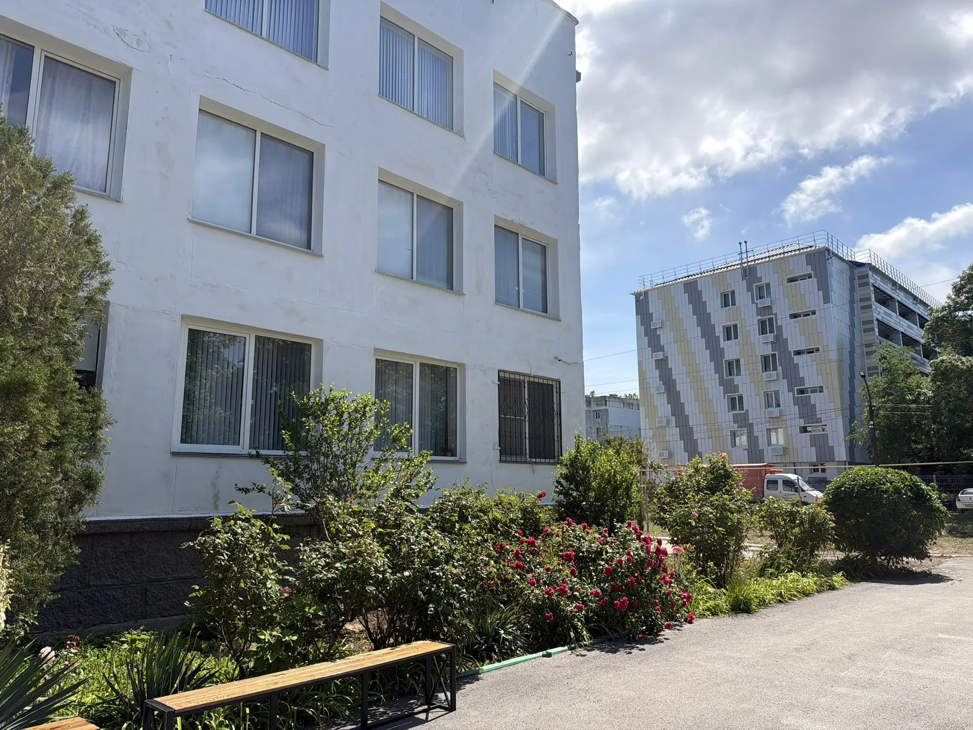 В период летних каникул старшеклассники работают на пришкольном участке.
На базе школы созданы рабоч